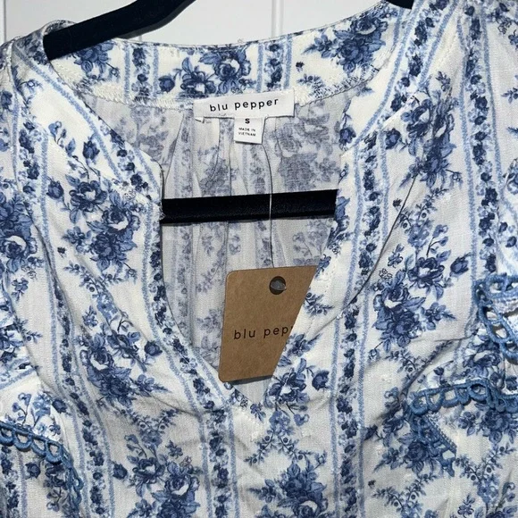 Blu Pepper Blue and White Floral Blouse - Picture 2 of 2